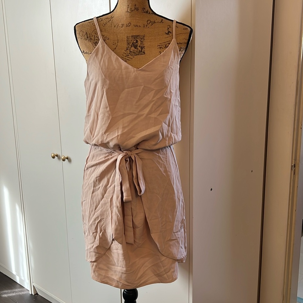 Super flattering dress w tie and adjustable straps. Size medium BNWT.